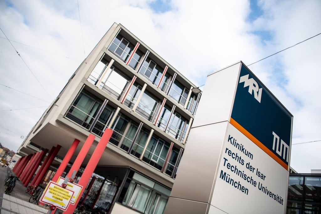 Ein Krankenpfleger aus einer Münchner Klinik ist wegen zweifachen Mordes und sechs Mordversuchen angeklagt.