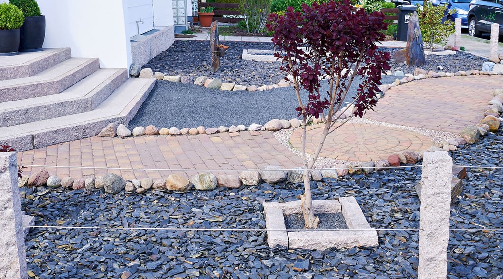 In der Steinwüste der Schottergärten wirken die wenigen  Pflanzen wie die letzten Überlebenden.  