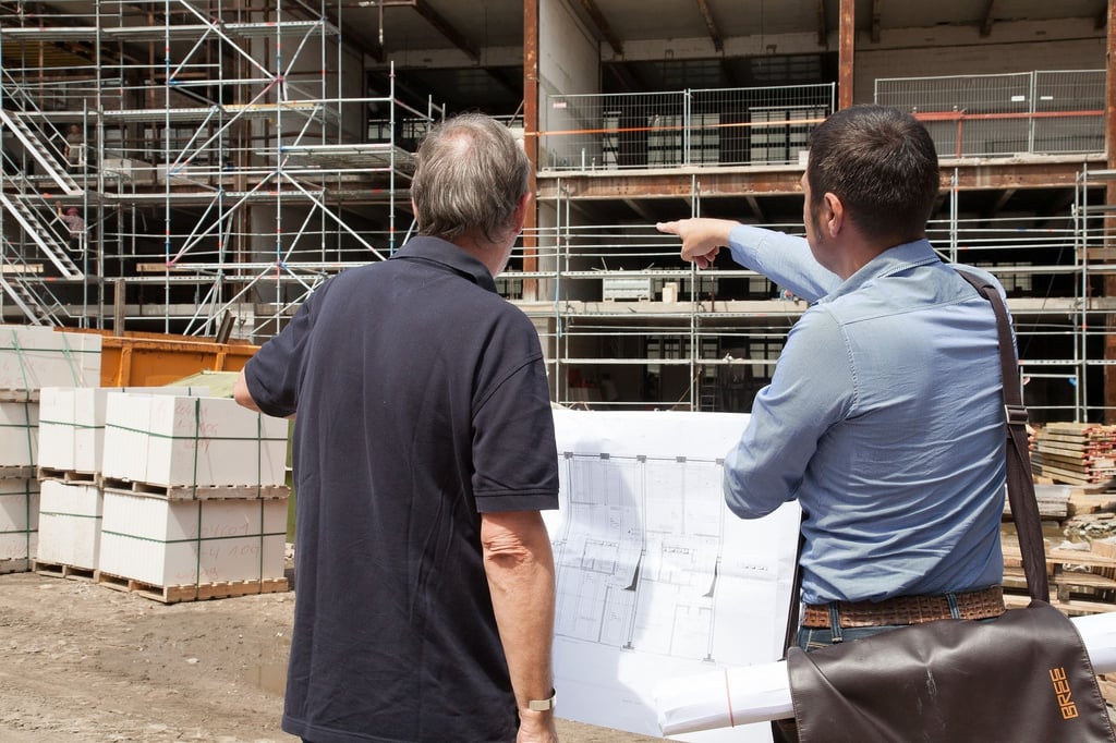 Wer ein Bauprojekt leitet verfolgt eine Fachkarriere - muss aber trotzdem jeden Tag mit vielen Gewerken kommunizieren.