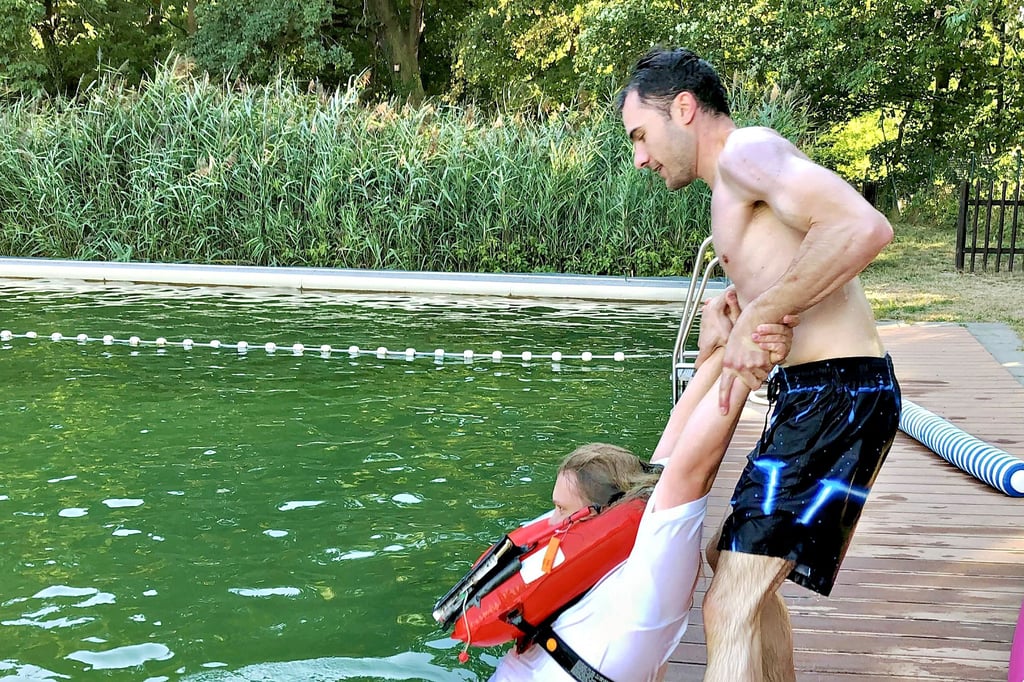 Ricardo Bier, ebenfalls Mitglied der Wasserwacht, ist in die Rolle des Geretteten geschlüpft.