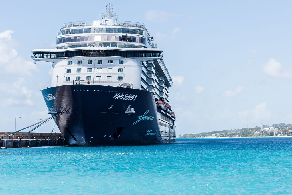 Die „Mein Schiff 3“ liegt vor Barbados: 2030 sollen erste Schiffe von Tui Cruises klimaneutral unterwegs sein.