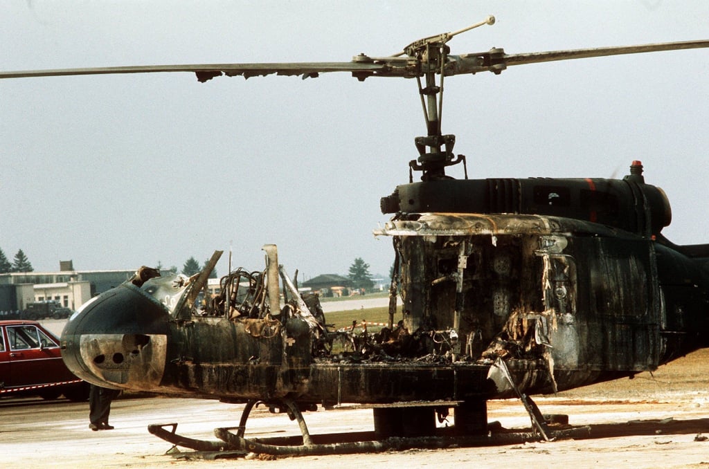 Auf dem Militärflughafen Fürstenfeldbruck steht am 6. September1972 das Wrack eines Hubschraubers vom Bundesgrenzschutz.