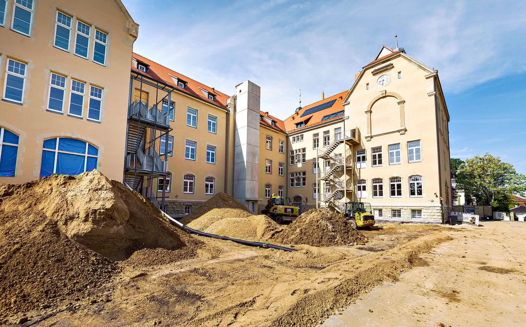 Der Schulhof des Geschwister Scholl Gymnasiums Zeitz in der Humboldtstraße ist momentan eine große Baustelle. Die Schüler der Oberstufe können nicht wie geplant ab Donnerstag hier unterrichtet werden. Am Außengelände sollen die Arbeiten bis Oktober dauern.