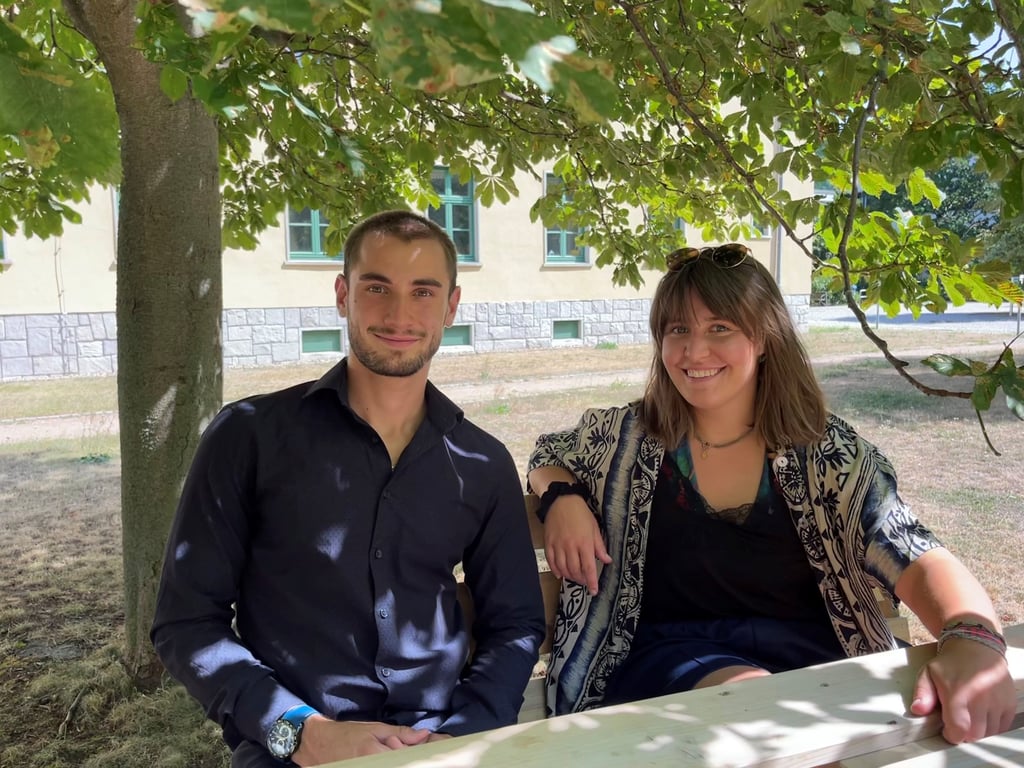 Pavel Petrov und Sarah Michaelis auf dem grünen Campus der Hochschule Magdeburg-Stendal im Herrenkrug.