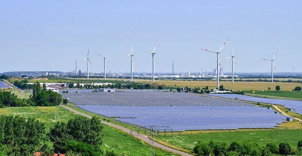 Nahe Tagewerben gibt es bereits Photovoltaik- und Windkraftanlagen.