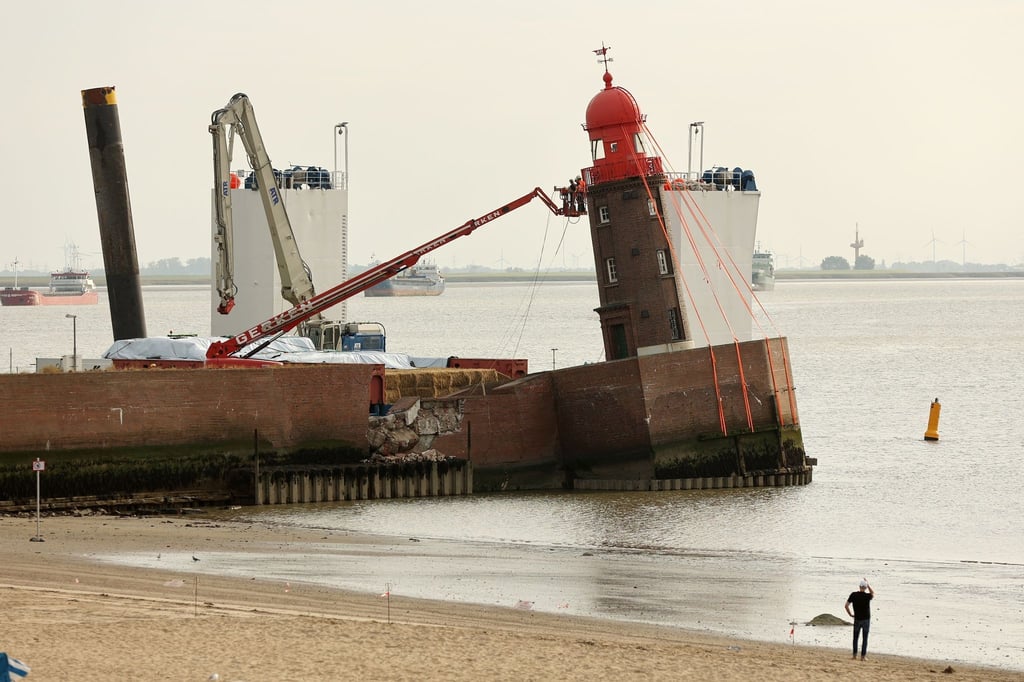 Experten schauen sich bei einer Inspektion den schiefen Leuchtturm auf der Mole in Bremerhaven an.
