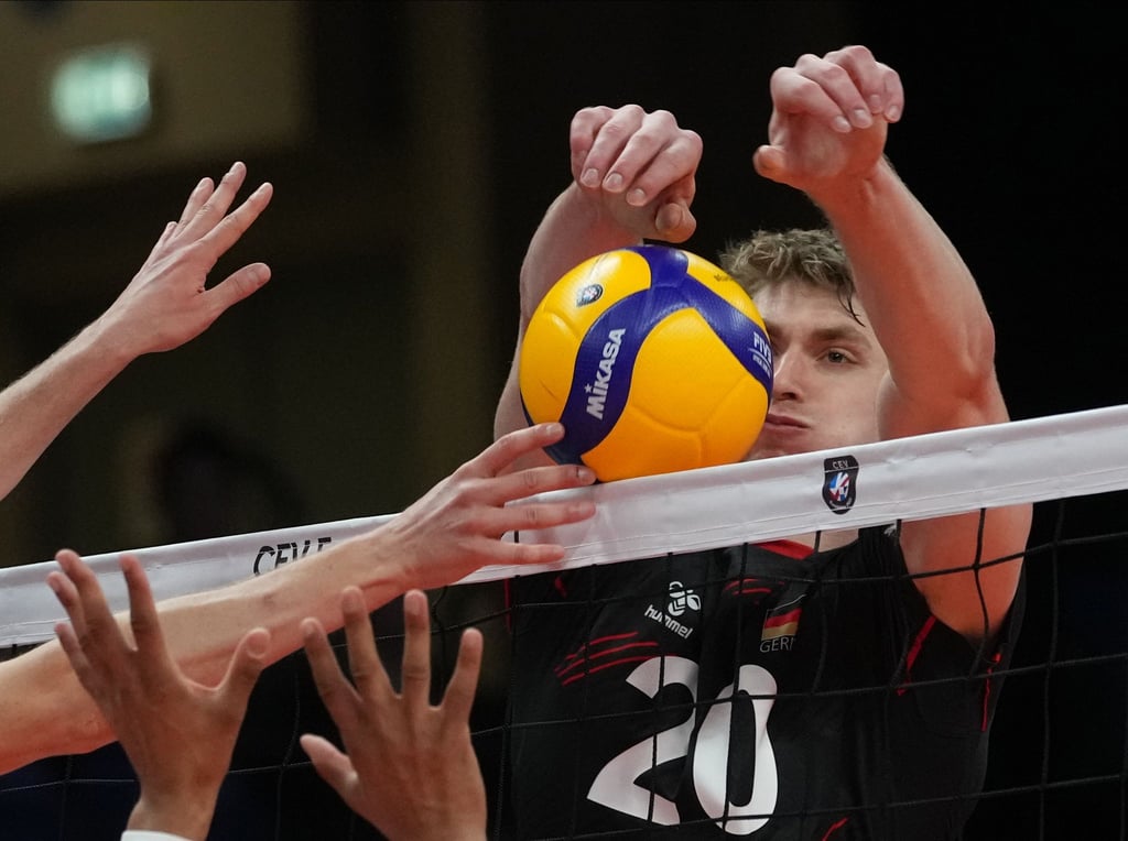 Nationalspieler Linus Weber blockt einen Ball am Netz.