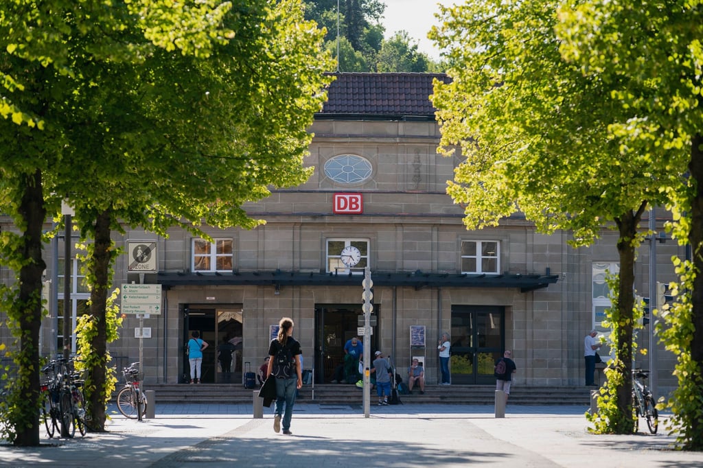 Blick auf den Haupteingang des Coburger Bahnhofs. Die Jury des Verkehrsbündnisses Allianz pro Schiene hat den Coburger Bahnhof zum "Bahnhof des Jahres 2022" gekürt.