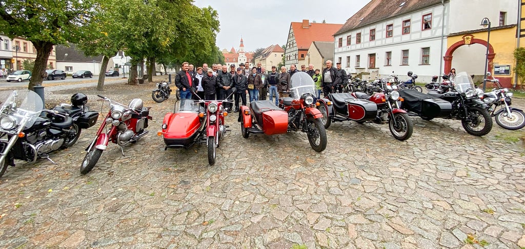 23 Motorradfreunde auf 21 Maschinen treffen sich auf dem Annaburger Markt zum Start zur Ausfahrt in die Region.