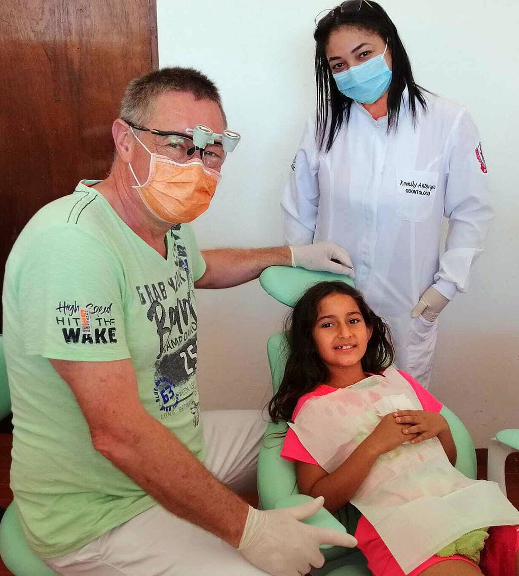 Siegfried Westphal (links) und Zahnmedizinstudentin Kemily aus Cuiabá bei einer Untersuchung in Paraiso do Leste in Brasilien.