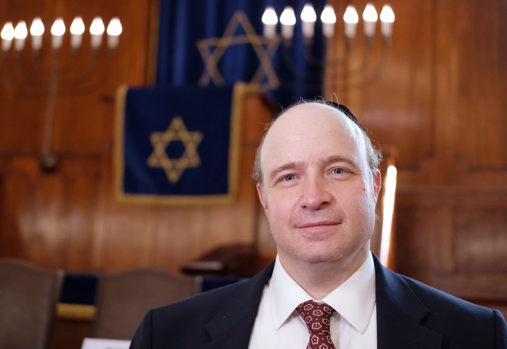 Sachsen-Anhalt, Halle: Daniel Fabian steht in der Synagoge. Er ist der erste Polizeirabbiner des Landes Sachsen-Anhalt. Seine Einführung wurde mit einem Festakt begangen.