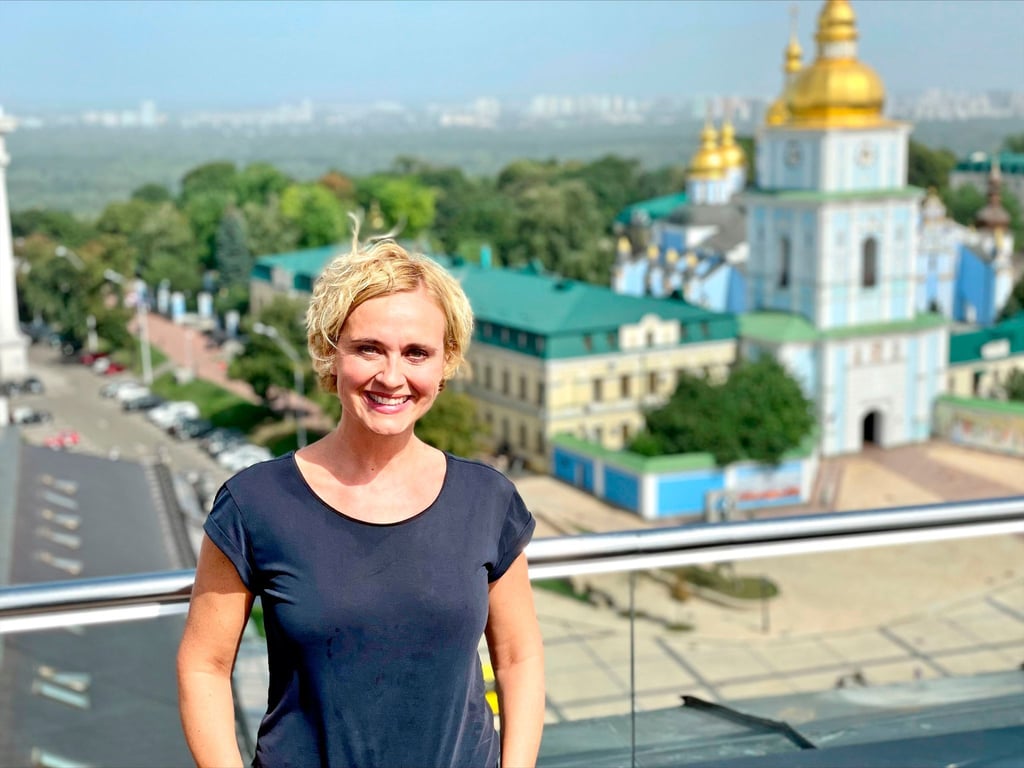 „Tagesthemen“-Moderatorin Caren Miosga vor dem St. Michaelskloster in Kiew.