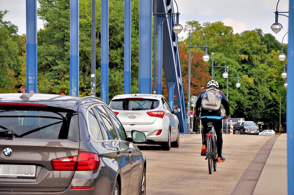 Derzeit ist der motorisierte Individualverkehr wegen der Sperrung der Strombrücke auf der Sternbrücke zu Gast. Immer wieder kommt es – anders als hier im Bild – bei Überholvorgängen zu brenzligen Situationen.
