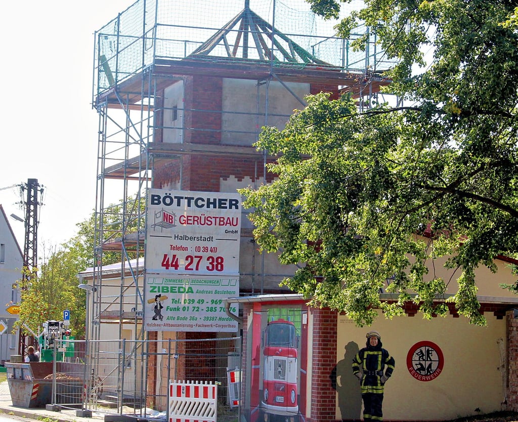 Nicht nur das Baugerüst zeugt davon, dass Bauarbeiter nun am Schlauchturm der Schermcker Feuerwehr das Sagen haben.