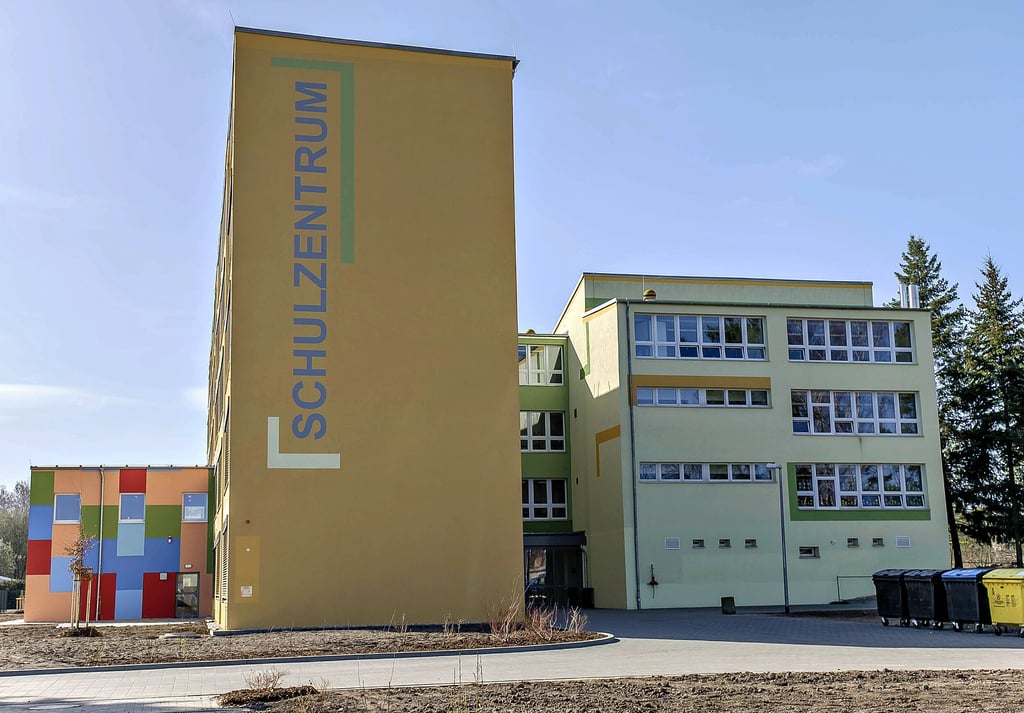 Das sanierte Schulzentrum in Bad Schmiedeberg. Die Grundschule muss in diesem Jahr auf etliche Kinder aus Söllichau verzichten.
