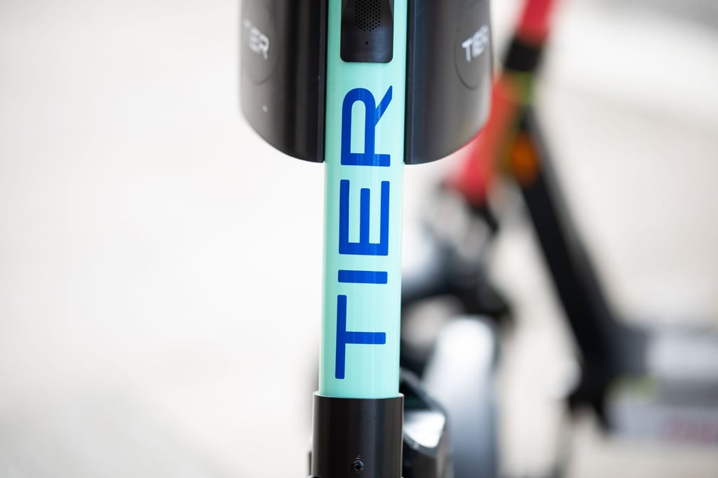 Das Logo des Elektro-Scooter-Anbieters Tier auf einem Roller.