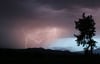 Erst erscheint der Blitz, dann ertönt der Donner. Gewitter sind beeindruckende Naturschauspiele.