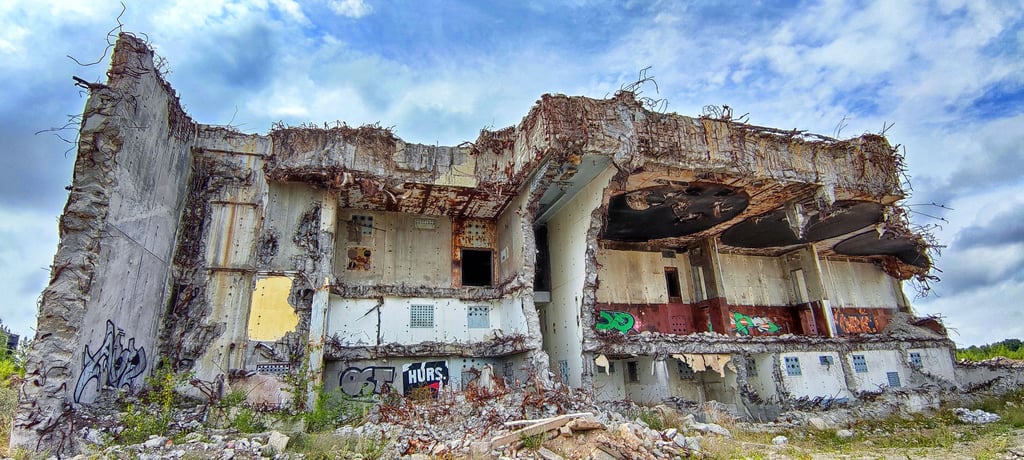 Reaktorhaus A ist ein Stummel aus Stahl und Beton, der immer noch 20 Meter hoch aufragt.
