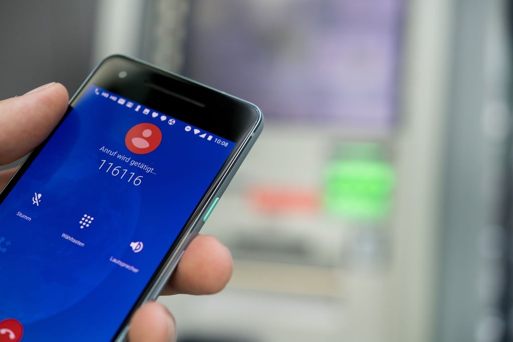 Nu aber fix die 116 116 anrufen und die Karten sperren. Manchmal tut es aber auch die Banking-App.
