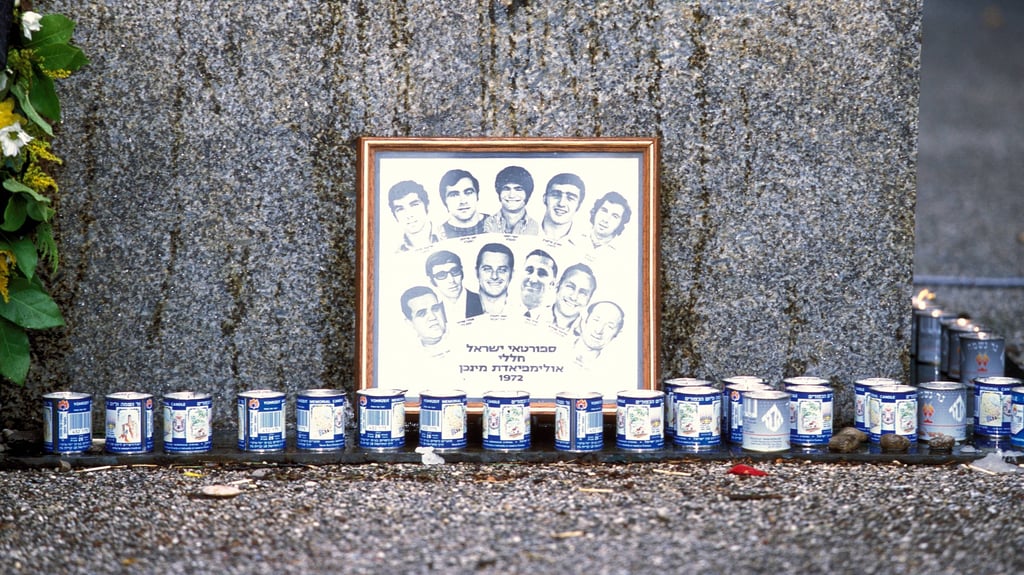 Eine Gedenkstätte in Fürstenfeldbruck erinnert an die Opfer des Attentates auf die israelischen Sportler bei Olympia 1972.