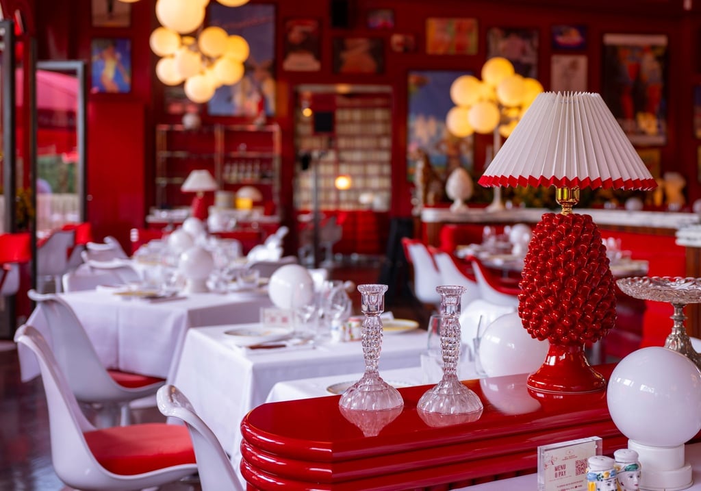 Eine dekorative Lampe steht im Speisesaal im Restaurant „Coccodrillo“ im Weinbergspark.