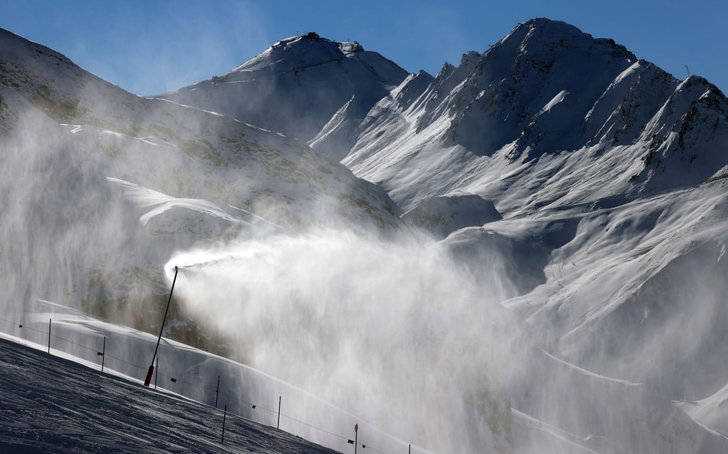 Schneelanzen sorgen für Schnee auf den Pisten im Skigebiet Ischgl. Foto: Karl-Josef Hildenbrand/dpa