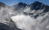 Schneelanzen sorgen für Schnee auf den  Pisten im Skigebiet Ischgl. Foto: Karl-Josef Hildenbrand/dpa