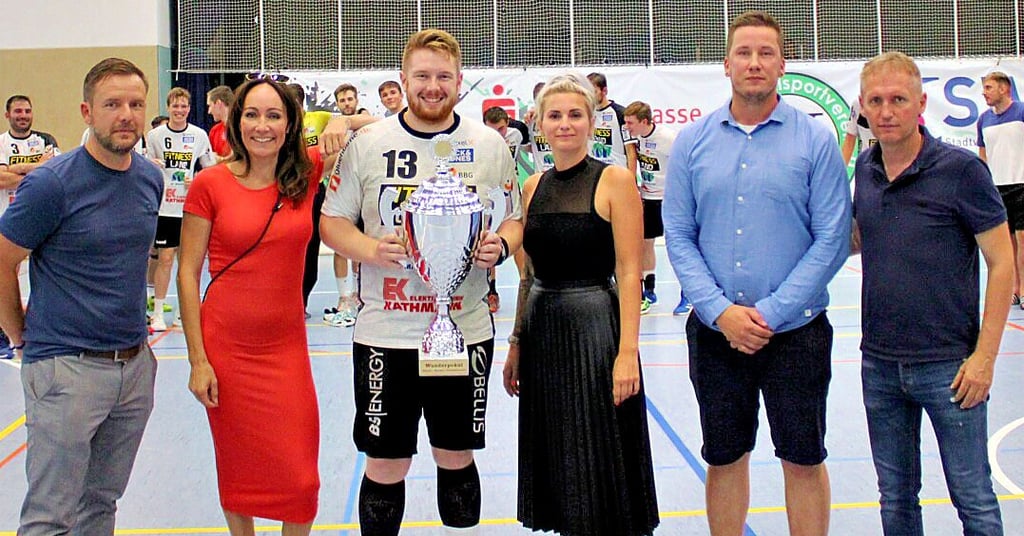 Nach dem Sieg des MTV Braunschweig freut sich Spieler Niklas Wolters über den Wanderpokal, Florian Bortfeld (li.), Botschafter der Kinderkrebsforschung Susi Brandt (2.v.l.) und Dirk Weinrich (re.) sowie Tim Teßmann und Turnier-Schirmherrin Alexandra Nahruhn gratulieren.