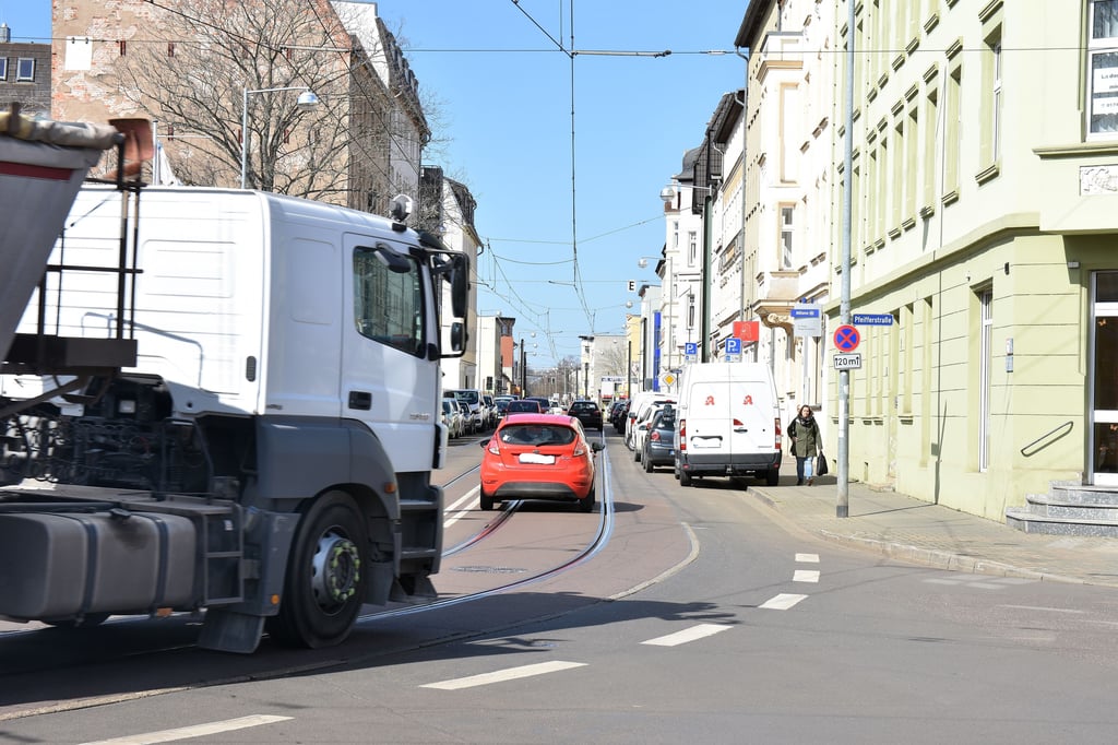 Blick in die Genthiner Straße: Ein Schwerlaster rollt auf der Hauptverkehrsachse durch Magdeburg-Cracau.