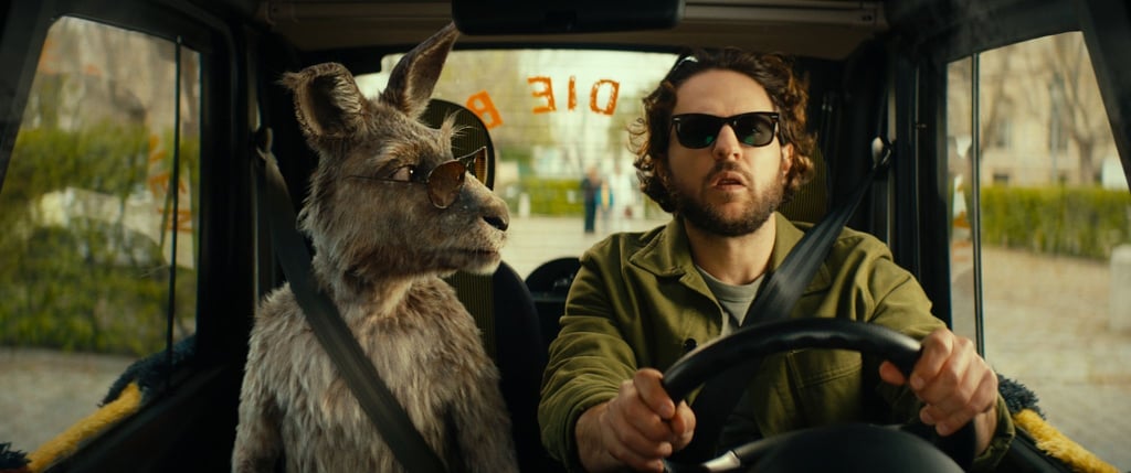 Dimitrij Schaad (r) als Marc-Uwe und das Känguru in „Die Känguru-Verschwörung“.