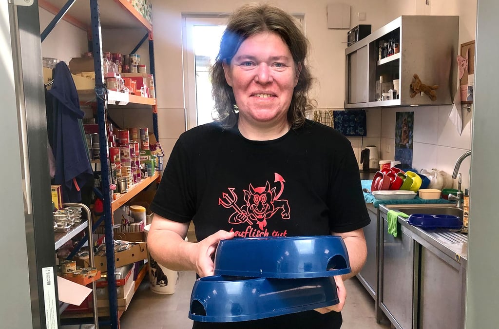 Tierpflegerin Jacqueline Just freut sich, dass sie die Näpfe für die  Katzen - auch dank vieler Unterstützer und Spender - so gut füllen kann. 