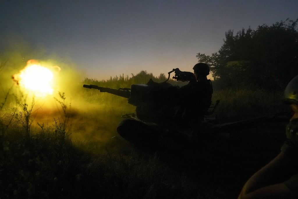 Ukrainische Soldaten feuern aus einem Flugabwehrgeschütz auf russische Stellungen in der Region Charkiw.