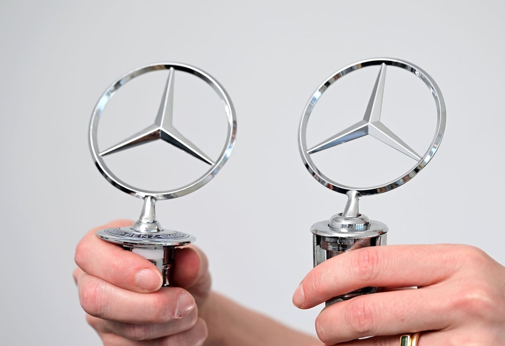 Ein original Mercedes-Benz-Stern (l) und eine Fälschung (r). Immer wieder tauchen gefälschte Autoteile auf. Die Hersteller intensivieren den Kampf gegen Fälscher.