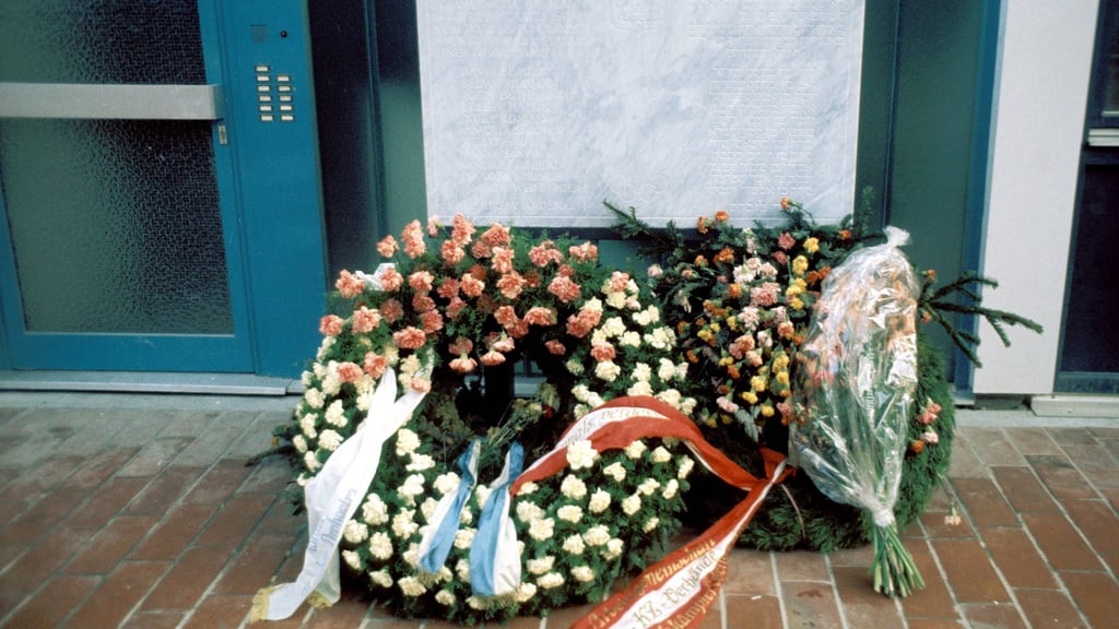 Ein Gedenkkranz liegt vor der Unterkunft der jüdischen Mannschaft im Olympischen Dorf in München 1972.