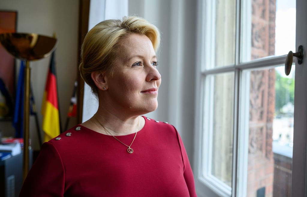 Franziska Giffey (SPD), Regierende Bürgermeisterin von Berlin, vor einem Fenster im Roten Rathaus.