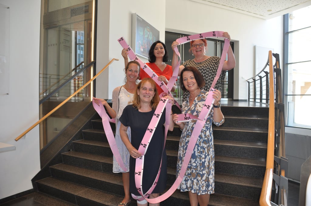 Im Foyer des Opernhauses feiert das Theaterkassenteam mit einem Papierstreifen, auf dem Eintrittskarten ausgedruckt werden, die Anerkennung ihrer Arbeit durch den Freundespreis des Fördervereins des Theaters Magdeburg. Auf dem Bild sind von links zu sehen Katja Krappe, Mandy Bein, Lena Gulzarova, Esther Gödecke und Katrin Lange.