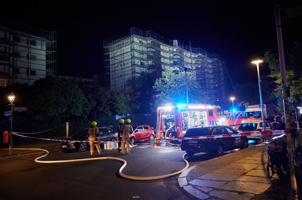Feuerwägen stehen vor einem Mietshaus in Gesundbrunnen.