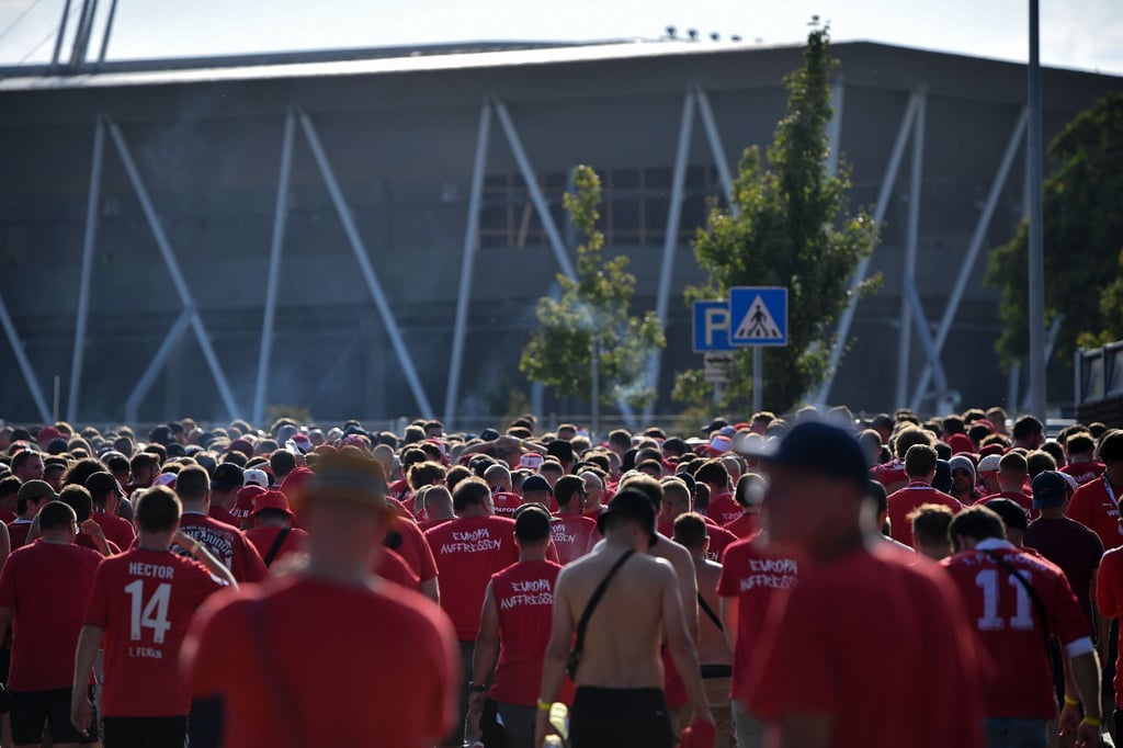 Fans vom 1. FC Köln auf dem Weg zum Rückspiel gegen Fehérvár im Sóstói-Stadion.