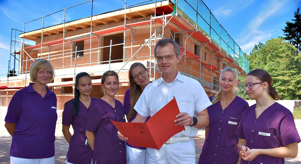 Dr. Jörg Czyborra und seine Frau Ines (v.l.), die im Team als Diabetesassistentin tätig ist, freuen sich gemeinsam mit Thalia Viehmann, Auszubildende zur medizinischen Fachangestellten, Krankenschwester Annemarie Schlamann, Antje Kersten, Diplom-Gesundheitswirtin, Daniela Glinski, medizinische Fachangestellte und Melissa Lorenz als Auszubildende zur medizinischen Fachangestellten auf die neue Hausarztpraxis an der Polschebockstraße in Calvörde.