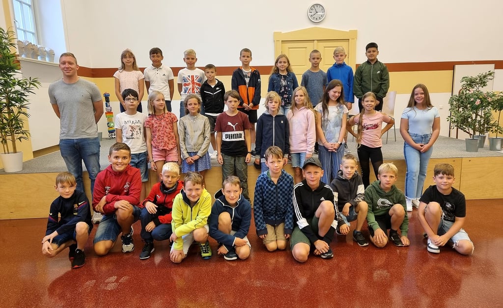 Mit 28 Schülern ist die neue 5. Klasse mit Klassenlehrer Florian Hochheim die zahlenmäßig stärkste am Standort Havelberg des Diesterweg-Gymnasiums Tangermünde-Havelberg. Die 20 Jungen und acht Mädchen wurden am Donnerstag an der Schule willkommen geheißen.