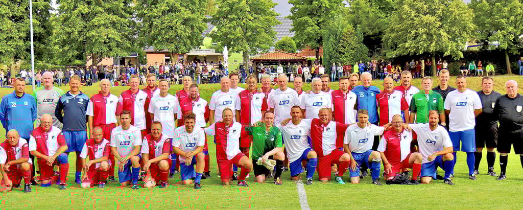 Bei der Festwoche anlässlich des 100-jährigen Vereinsjubiläums stand unter anderem ein Spiel der Dingelstedter Altherrenmannschaft gegen die Traditionsmannschaft vom 1. FC Magedburg (in blau) auf dem Programmplan.