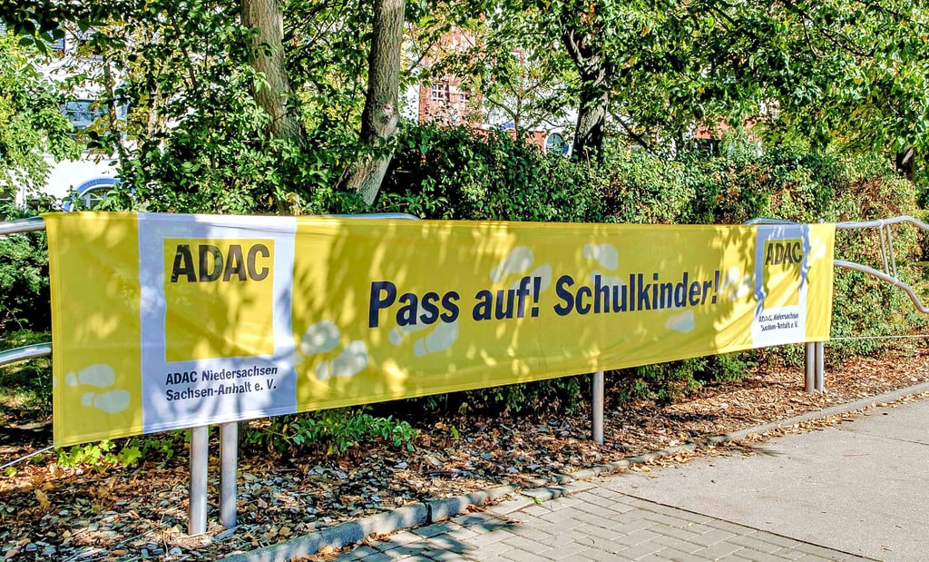 Auch am Luther-Melanchthon-Gymnasium in Wittenberg weist ein Banner auf den Schulanfang hin.