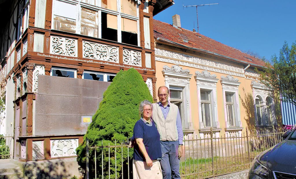 Beate und Martin Schuler sind seit Februar die neuen Besitzer des denkmalgeschützten und stark sanierungsbedürftigen Hauses Ternedde in Bismarks Büster Straße.