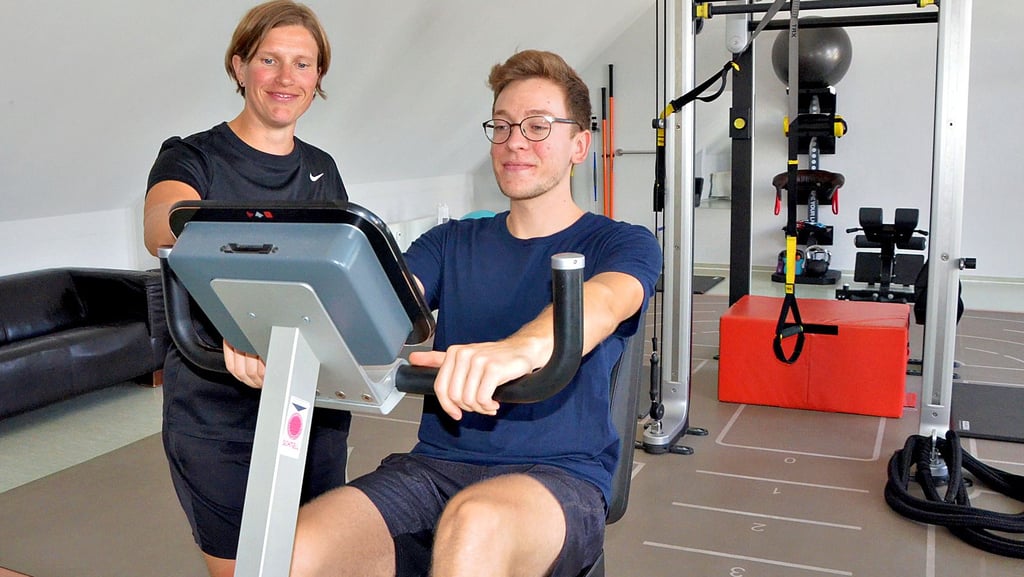 Sporttherapeutin Martina Wetzel und Physiotherapeut Malte Uhrmeister behandeln Long-Covid-Patienten im Stendaler Gesundheitszentrum.