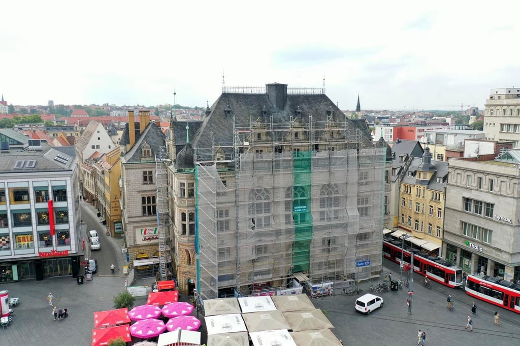 Das Stadthaus Halle am Marktplatz ist seit einigen Monaten eingerüstet. Es wird noch länger eine Baustelle bleiben.