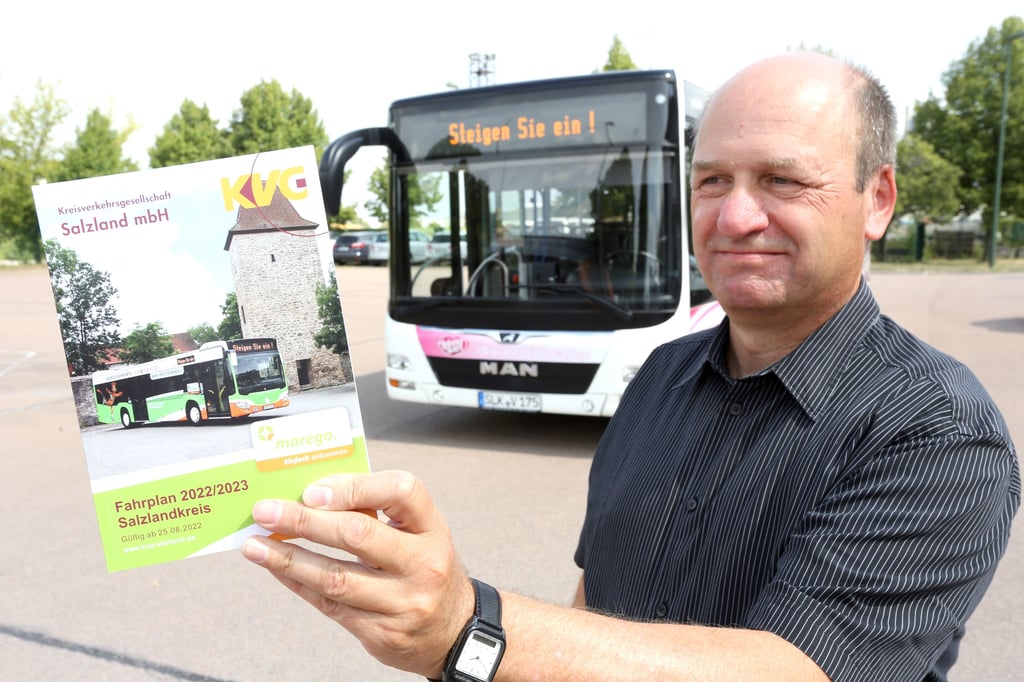 Bill Bank zeigt den neuen Fahrplan der KVG Salzland.