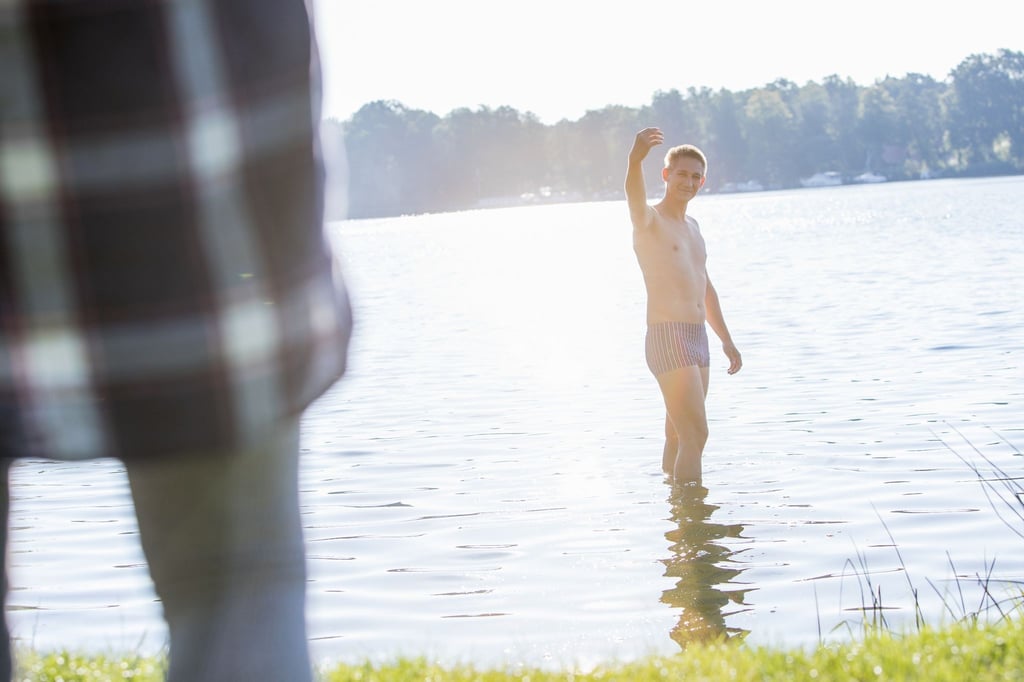 Wer schwimmen geht, sollte das am besten weder komplett vollgestopft noch mit leerem Magen tun. Beides raubt Energie, die man im Wasser gut gebrauchen kann.