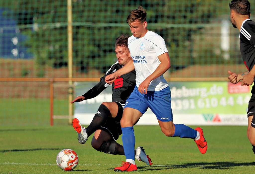 Tom Saager (h.) und die Preussen schafften es immer wieder, den Spielfluss der Fortunen um Domenik Grothe zu unterbinden.