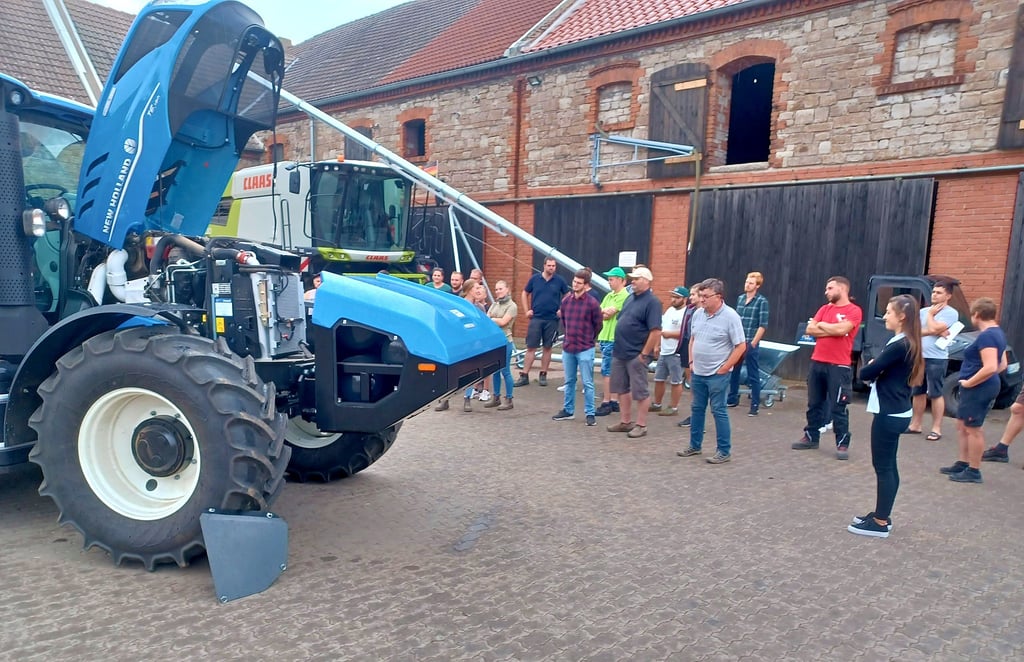 Beim Entdeckertag der Landjugend Sachsen-Anhalt in Nelben schauen sich die Landwirte mit großem Interesse den T6.810 an, der mit Methangas betrieben wird.