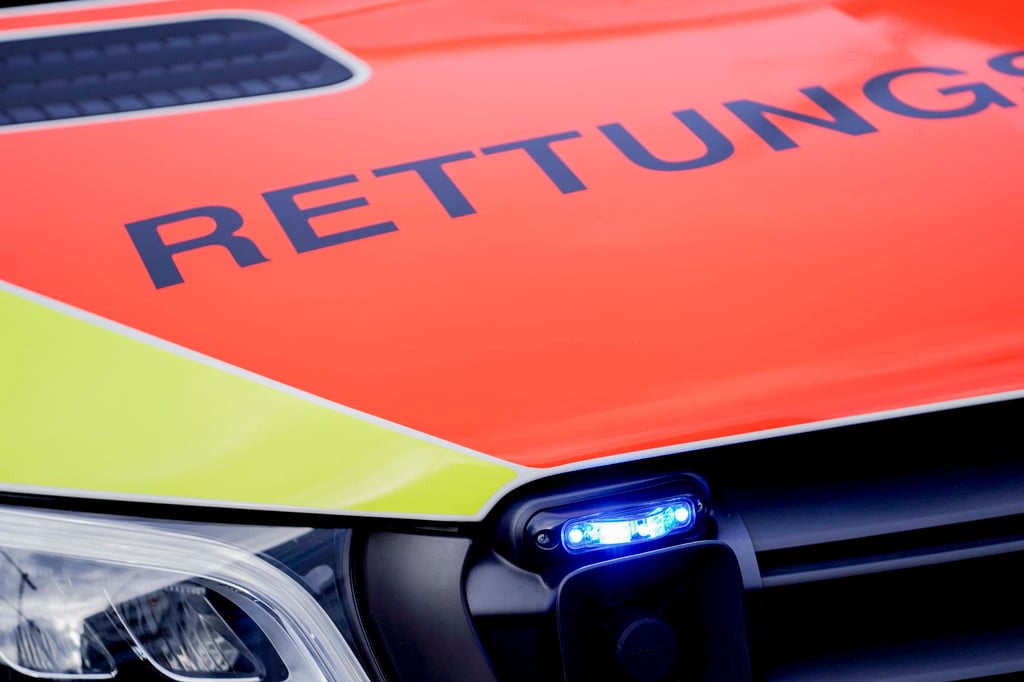 In Zeitz musste ein schwerverletzter Motorradfahrer ins Krankenhaus gebracht werden.